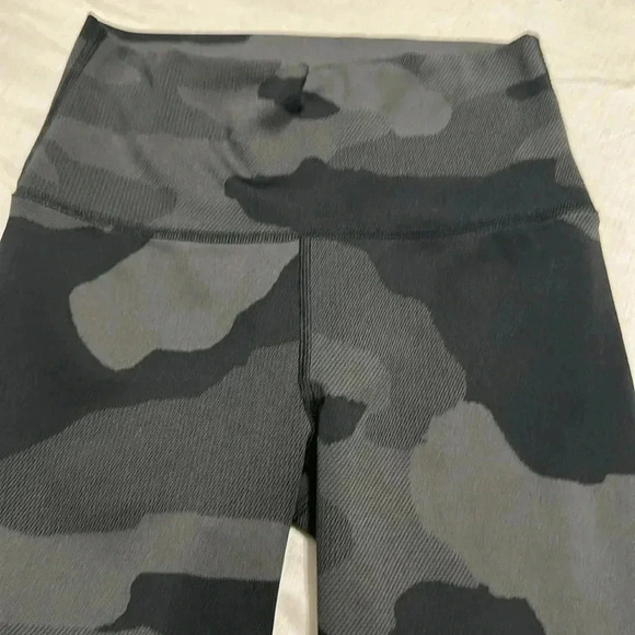 Aerie Offline Black Camo Leggings size Small - Picture 3 of 5